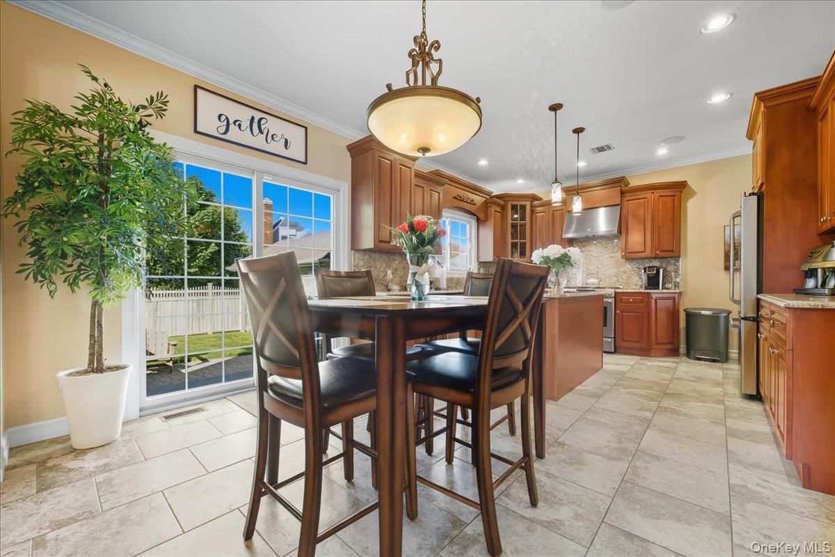 Dining room, Interior, Kitchen, Pendant Lights, Recessed Lighting, Stainless Steel Appliances