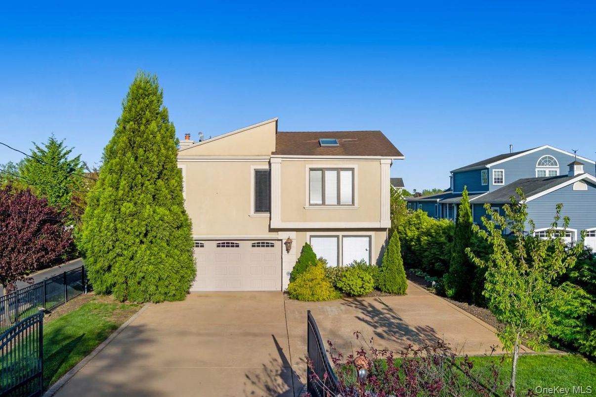 Attached, Exterior, Facade, Modern