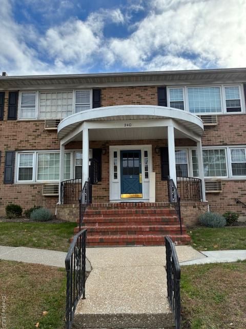 Exterior, Facade, Brick Facade, Rowhouse