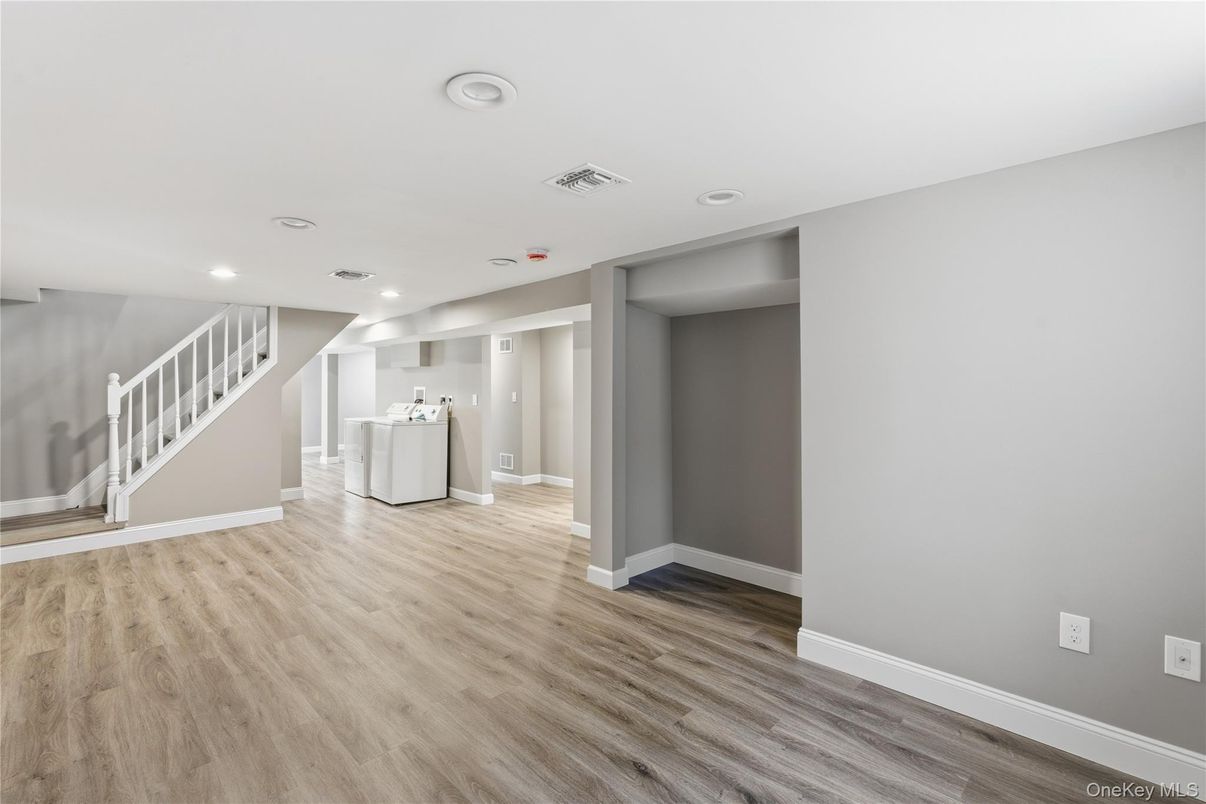 Interior, Recessed Lighting, Wood Texture Flooring