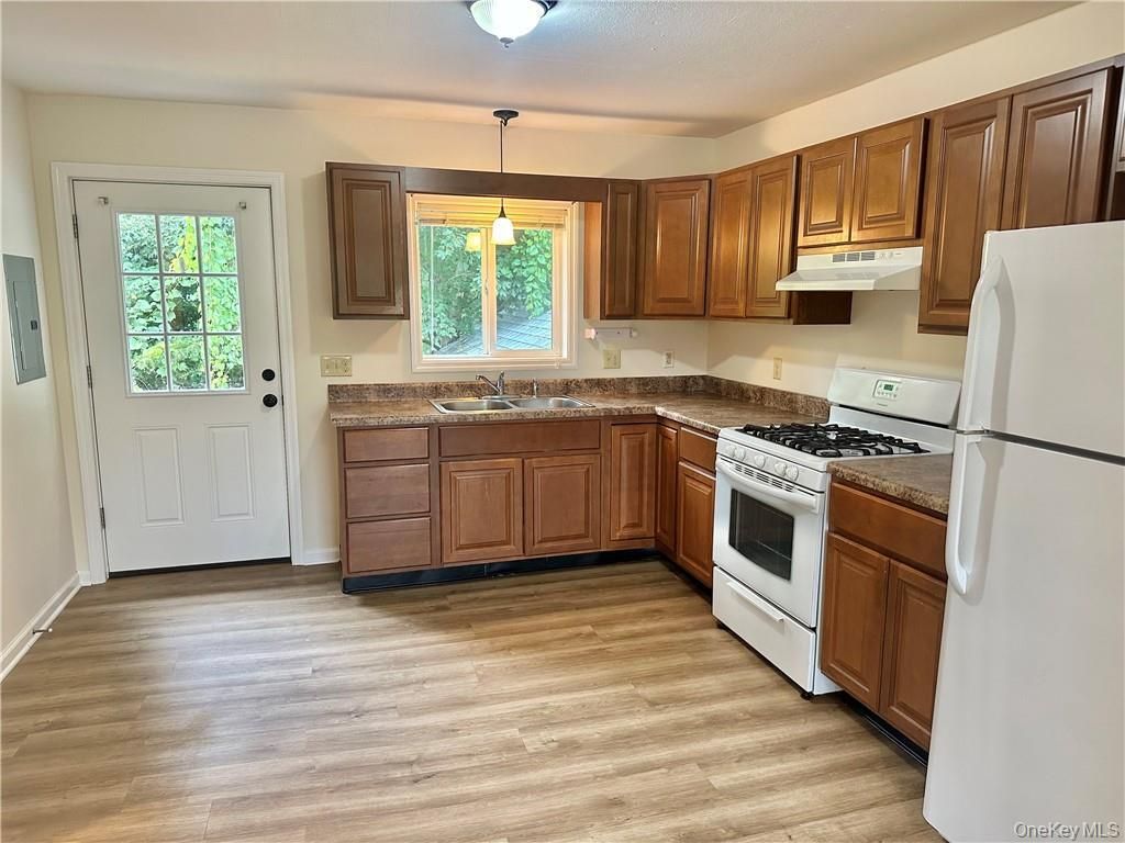 Interior, Kitchen, Pendant Lights, Wood Texture Flooring
