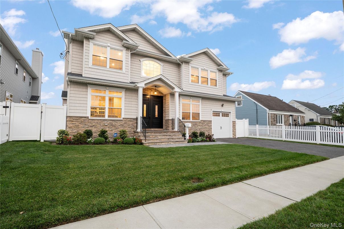 Attached, Exterior, Facade, Farmhouse