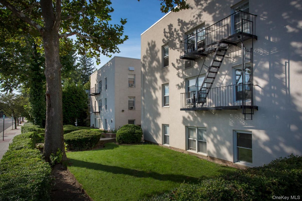 Backyard, Exterior, Facade, Modern