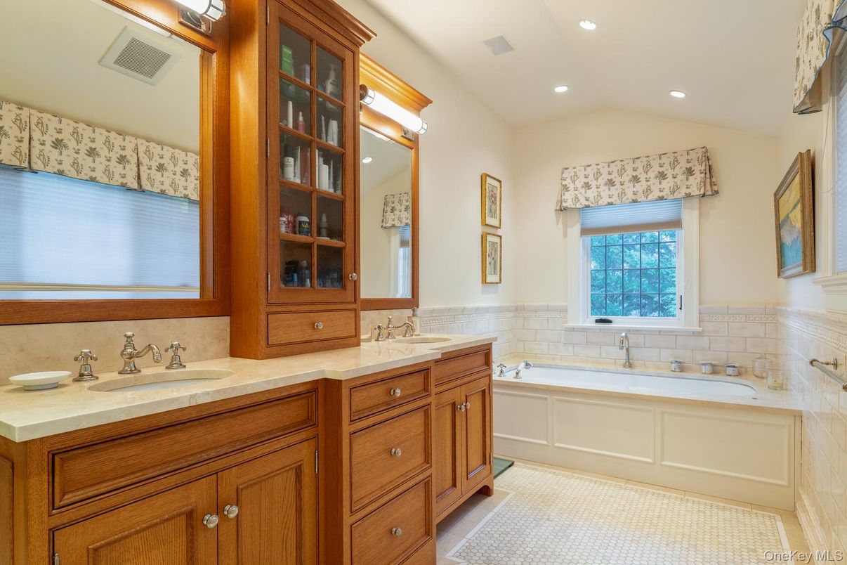 Bathroom, Dual Sink Vanities, Interior, Recessed Lighting