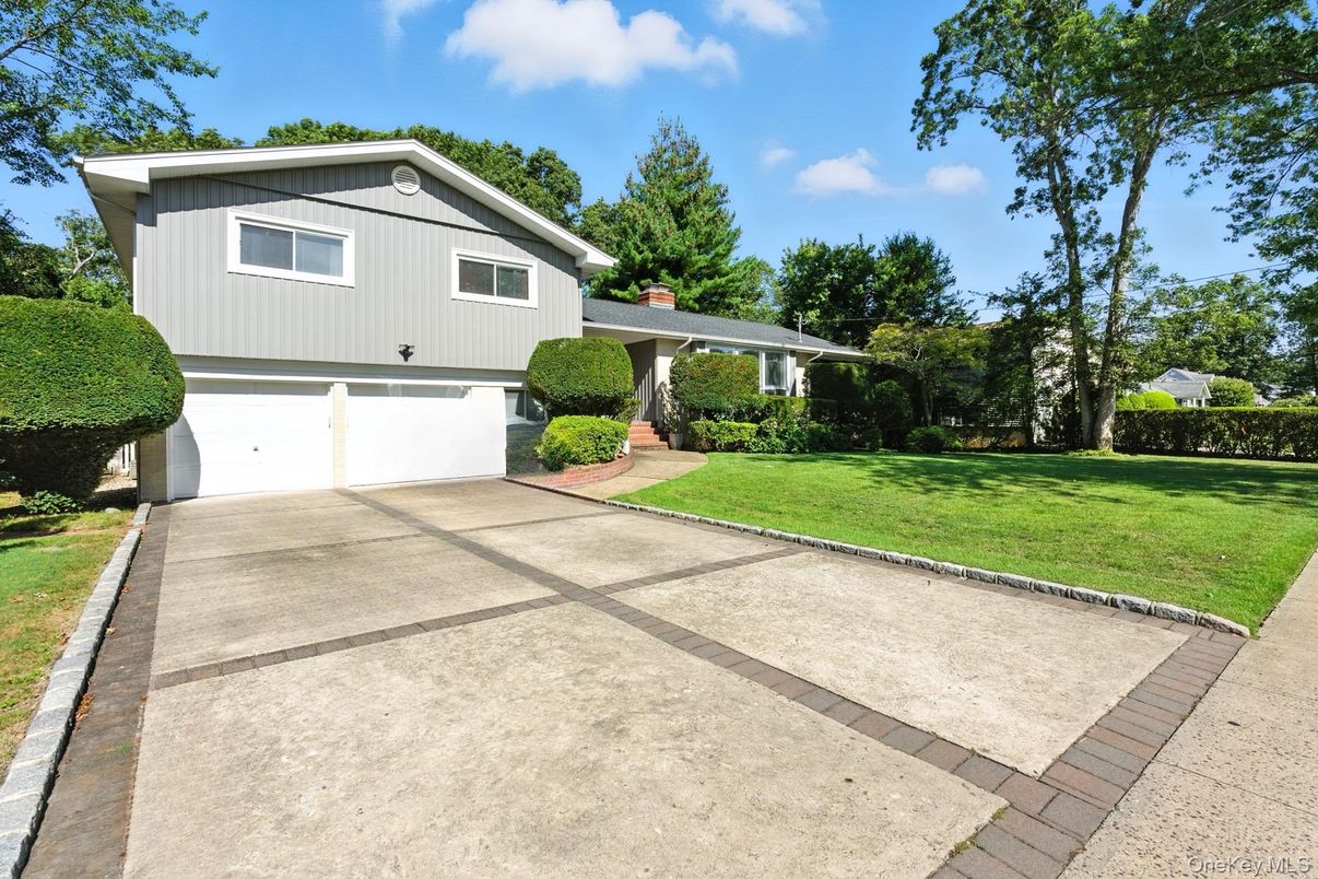 Attached, Exterior, Facade, Split Level