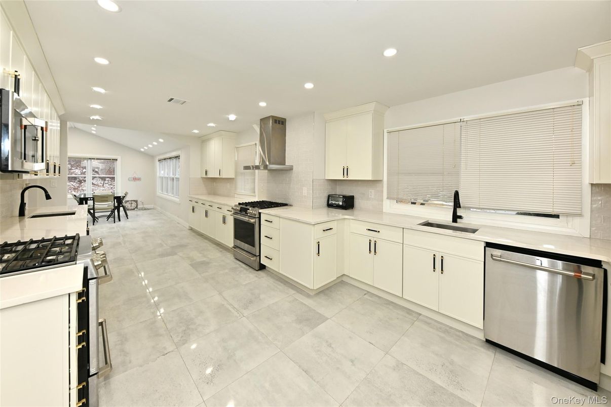 Dining room, Interior, Kitchen, Recessed Lighting, Stainless Steel Appliances
