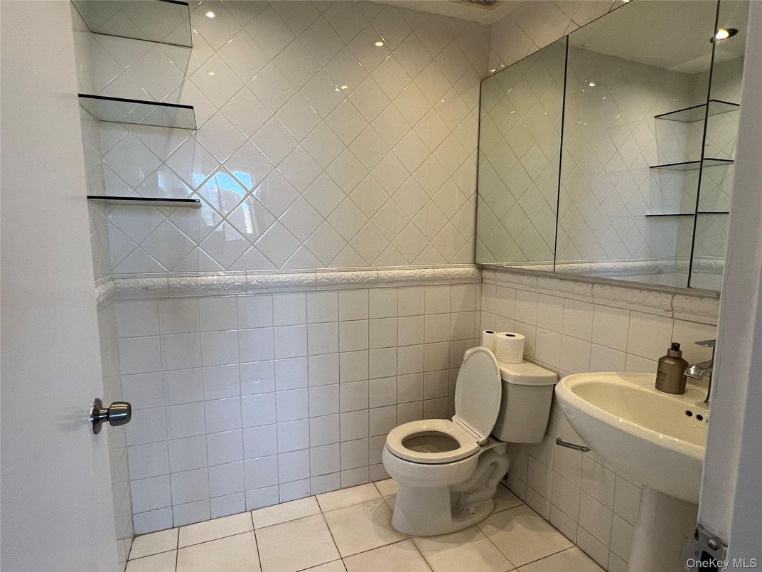 Bathroom, Interior, Recessed Lighting