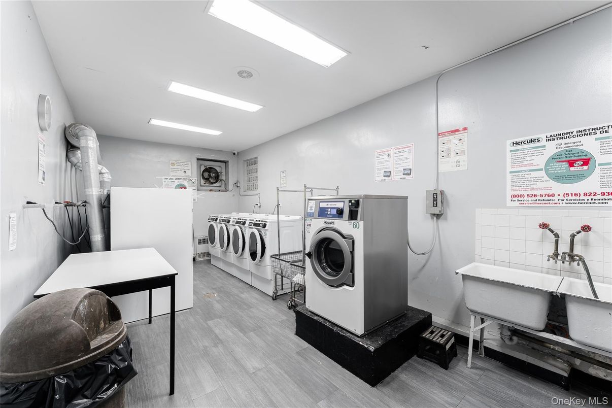 Interior, Recessed Lighting, Washer, Wood Texture Flooring