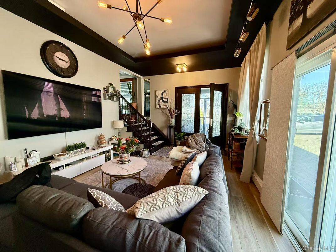 Interior, Living room, Pendant Lights, Wood Texture Flooring
