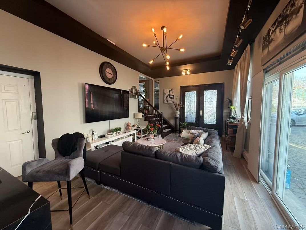 Interior, Living room, Pendant Lights, Recessed Lighting, Wood Texture Flooring