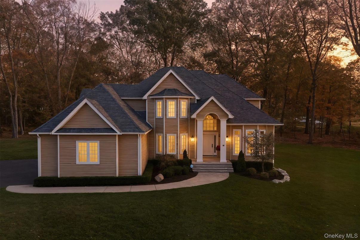 Exterior, Facade, Queen Anne Victorian