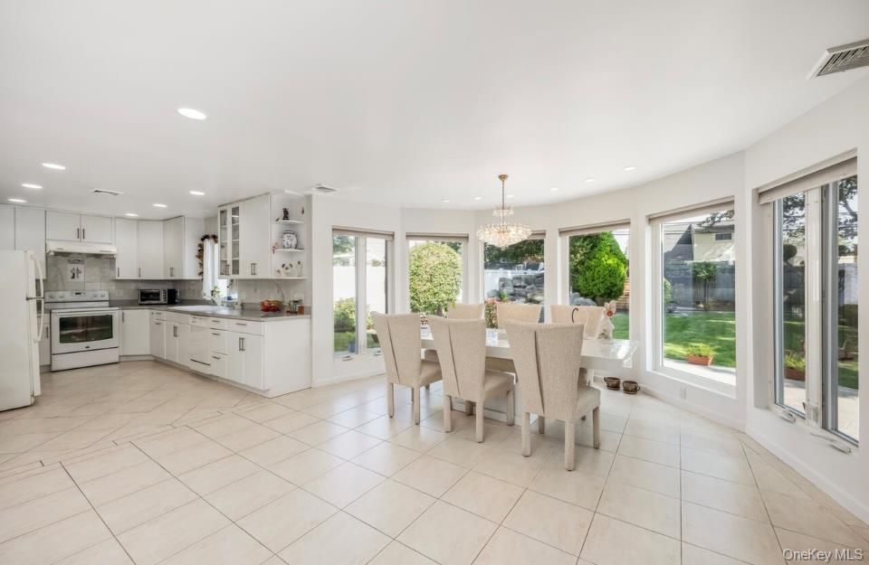 Chandelier, Dining room, Interior, Kitchen, Recessed Lighting, Stainless Steel Appliances