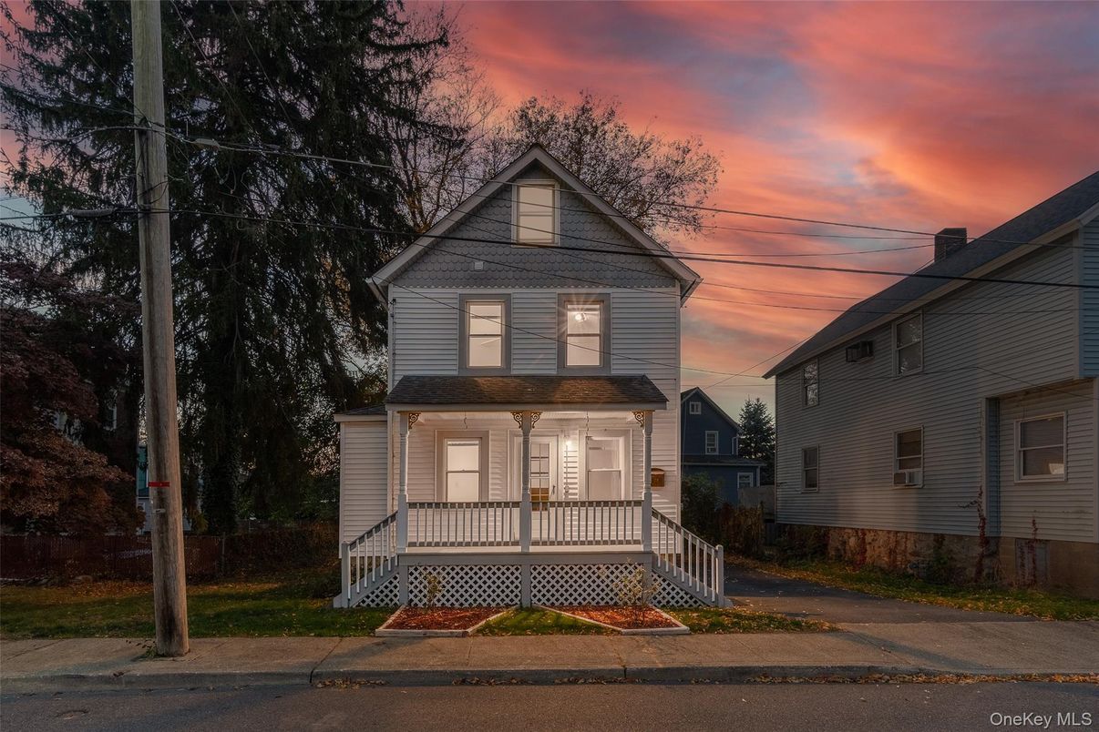 Exterior, Facade, Queen Anne Victorian