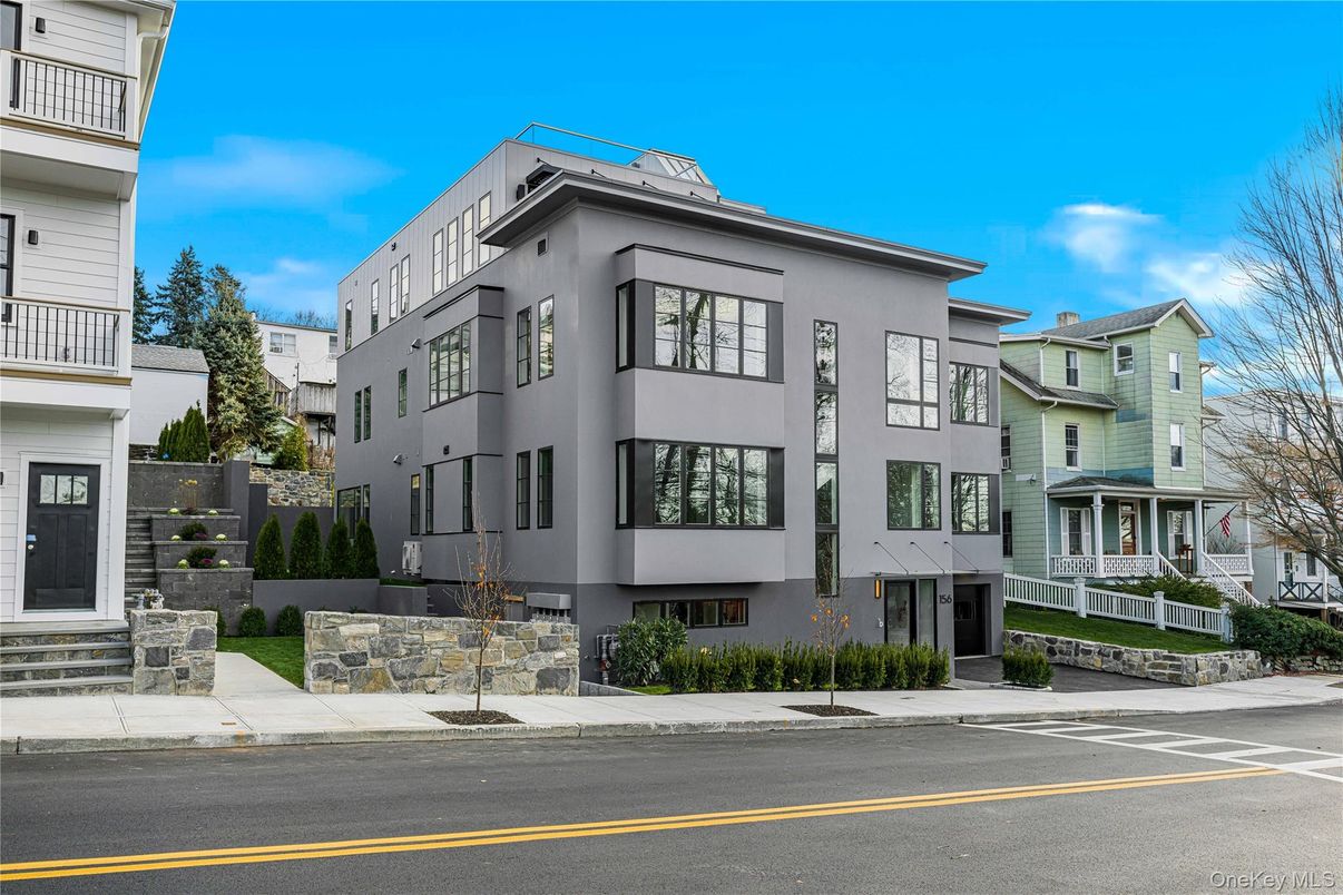 Exterior, Facade, Modern