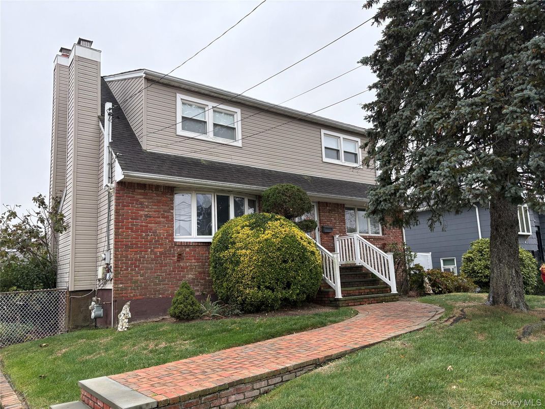 Exterior, Facade, Brick Facade, American Foursquare