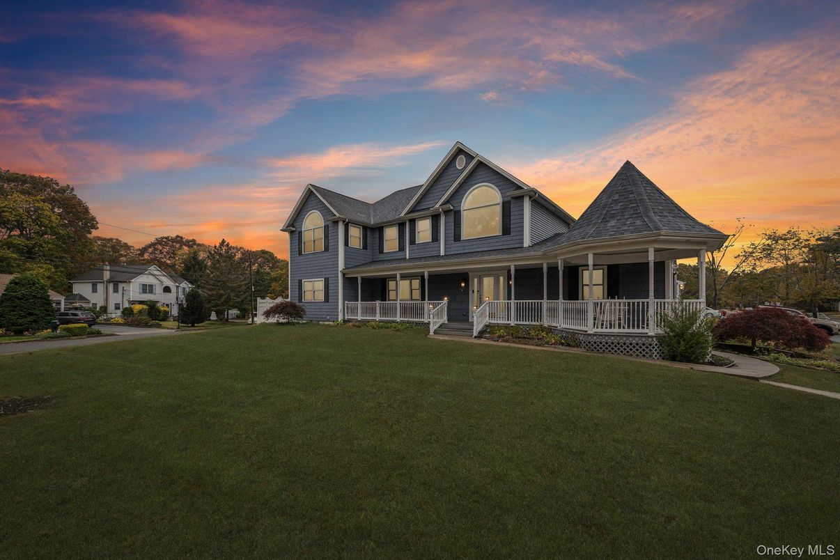 Backyard, Exterior, Facade, Queen Anne Victorian