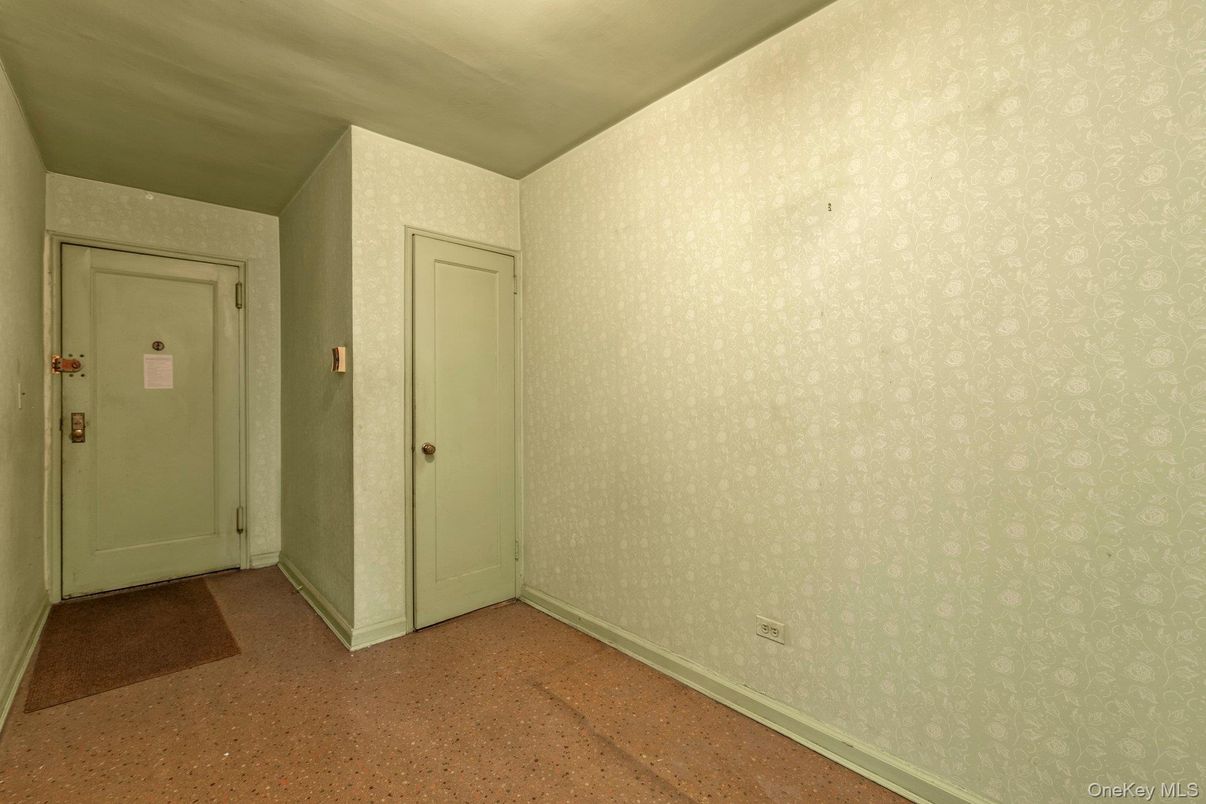 Empty room, Interior