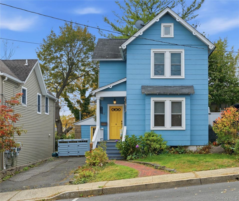 Exterior, Facade, Queen Anne Victorian