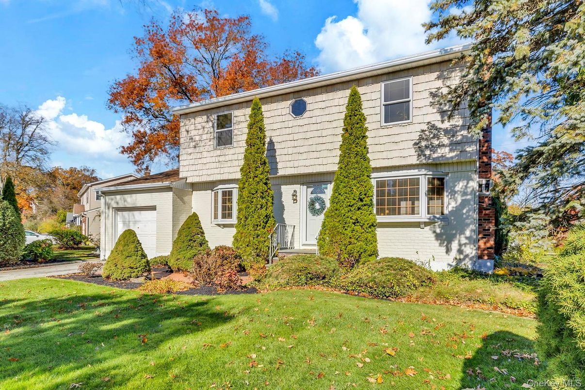 Attached, Exterior, Facade, Split Level