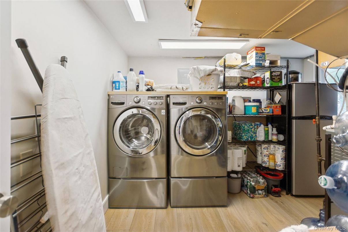 Interior, Washer, Wood Texture Flooring
