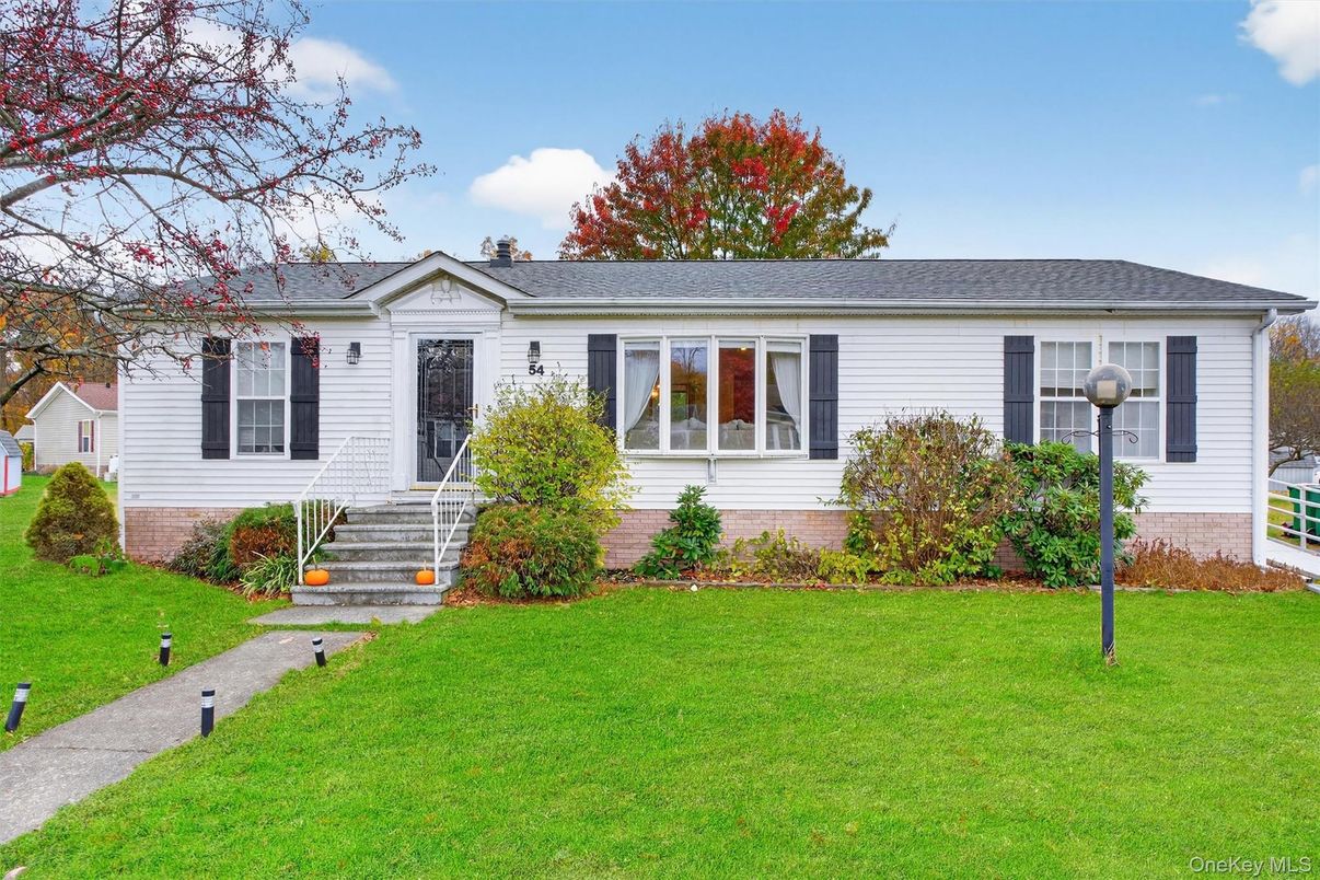 Exterior, Facade, Ranch