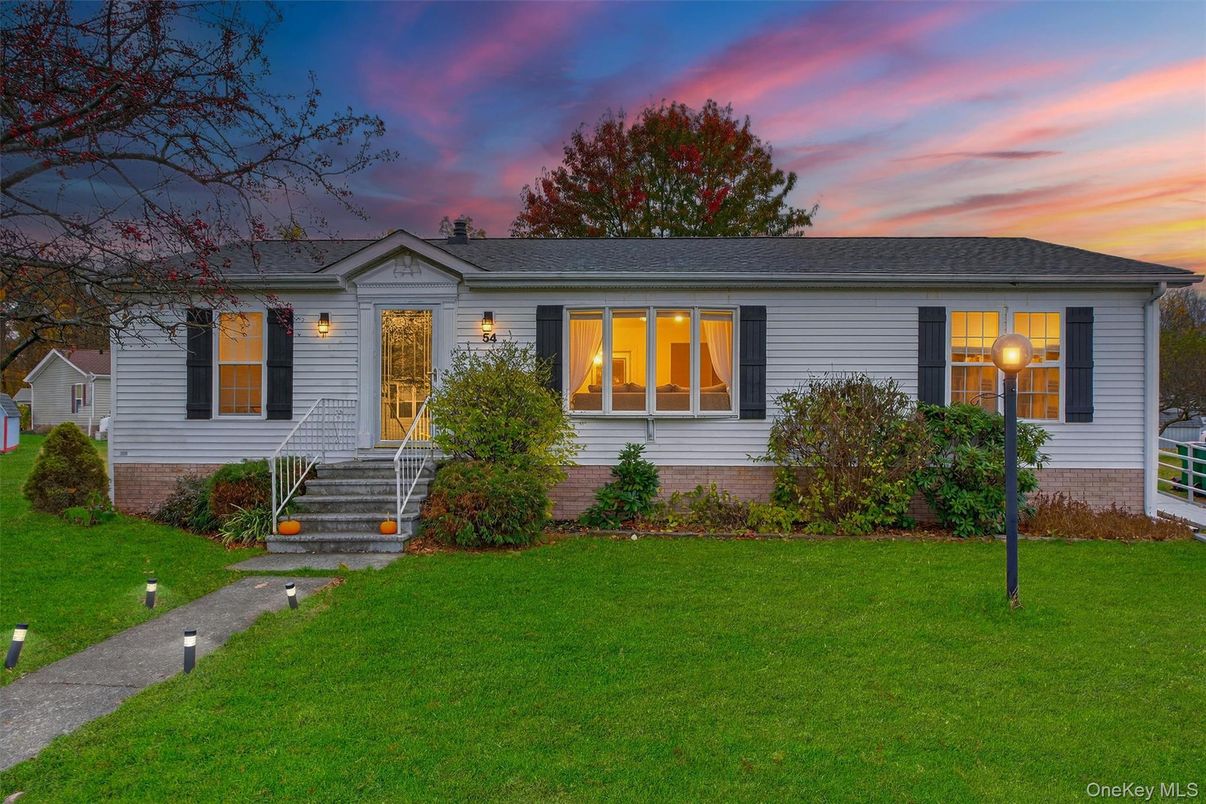 Exterior, Facade, Ranch