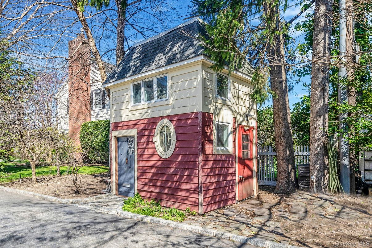 Exterior, Facade, None