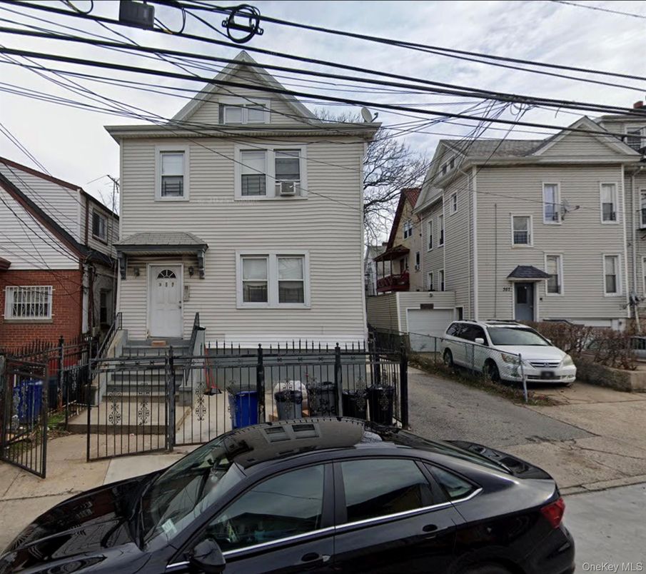 Attached, Exterior, Facade, Queen Anne Victorian