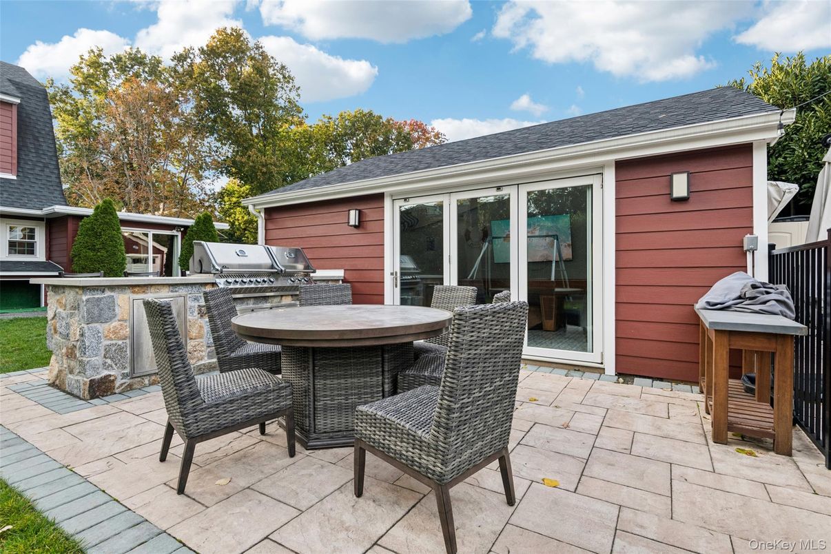 Exterior, Outdoor Kitchen