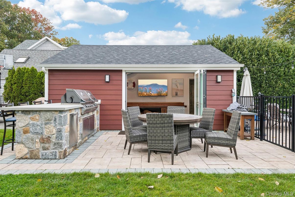 Exterior, Outdoor Kitchen