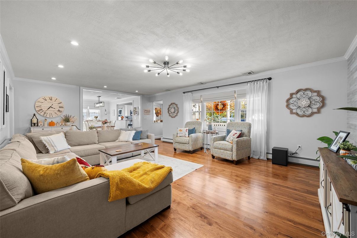 Interior, Living room, Pendant Lights, Recessed Lighting, Wood Texture Flooring