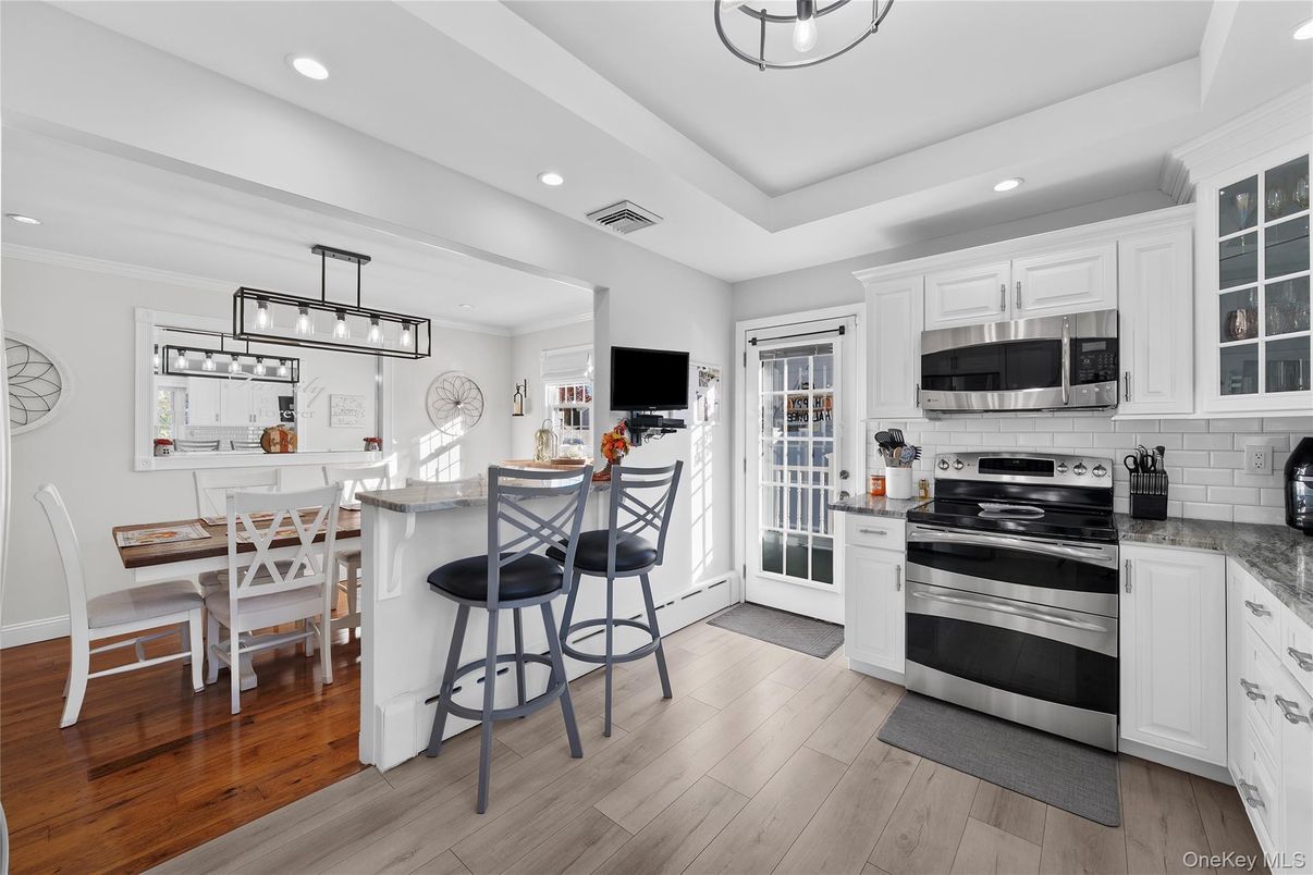 Dining room, Interior, Kitchen, Pendant Lights, Recessed Lighting, Stainless Steel Appliances, Wood Texture Flooring