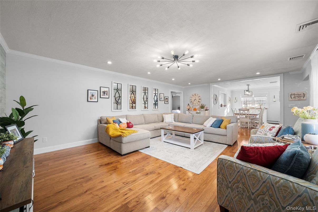 Dining room, Interior, Living room, Pendant Lights, Recessed Lighting, Wood Texture Flooring