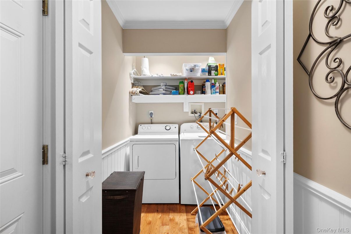 Interior, Utility Closets, Washer, Wood Texture Flooring