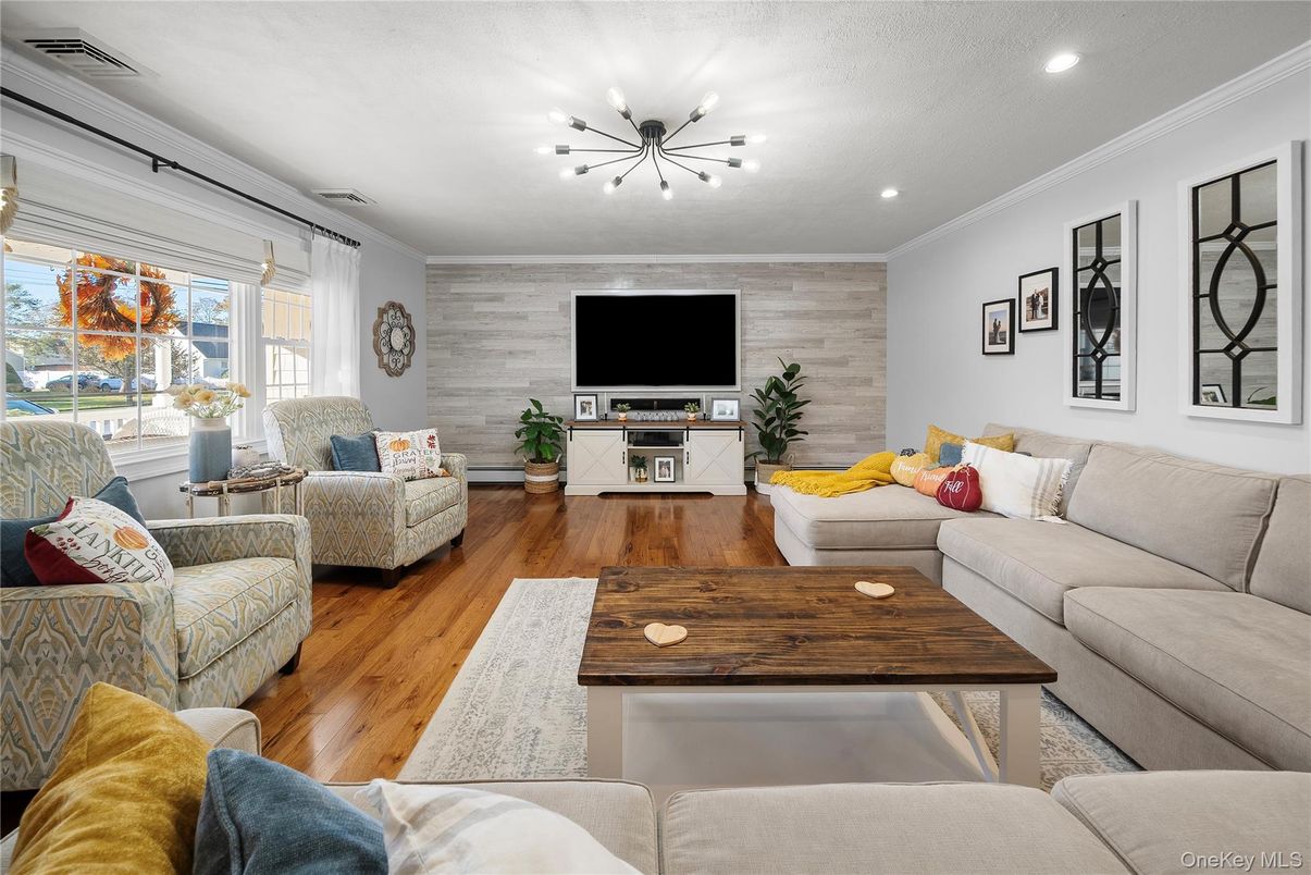 Interior, Living room, Pendant Lights, Recessed Lighting, Wood Texture Flooring