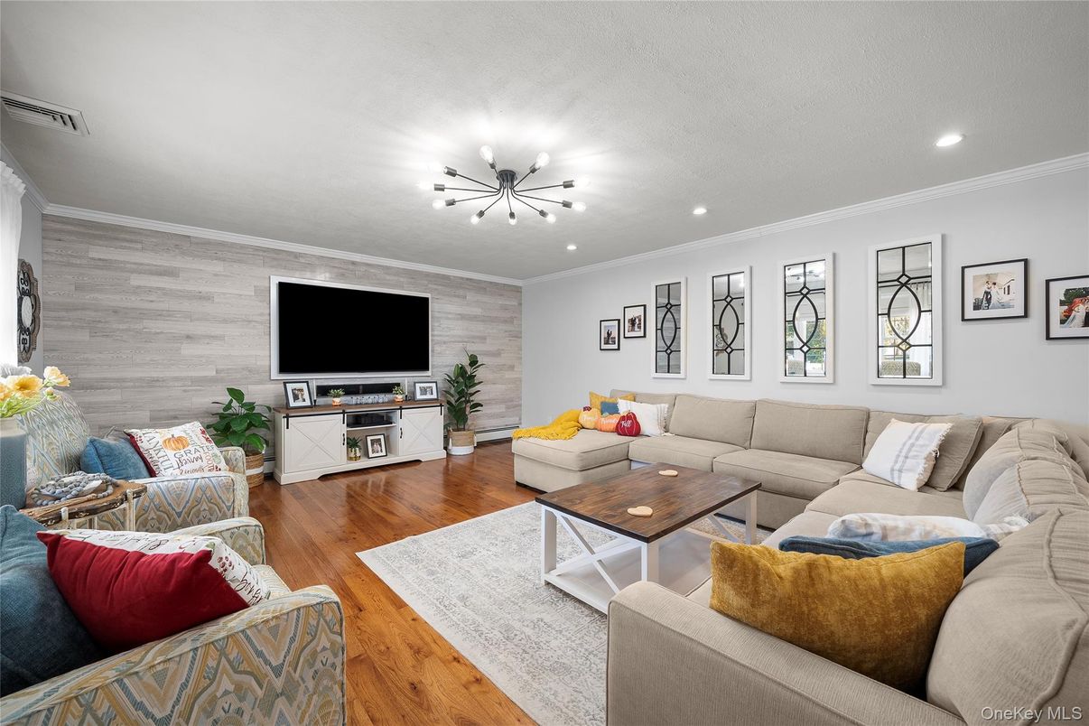 Interior, Living room, Pendant Lights, Recessed Lighting, Wood Texture Flooring