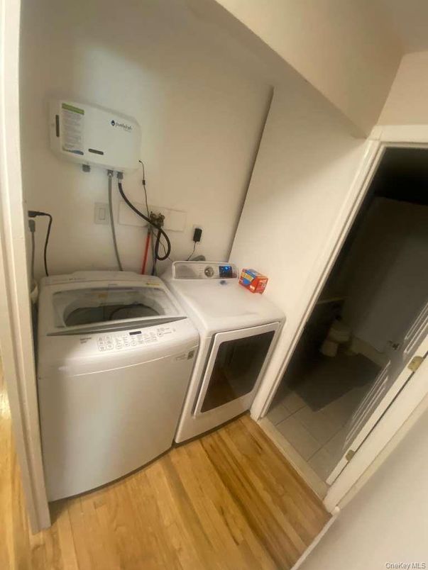 Interior, Washer, Wood Texture Flooring