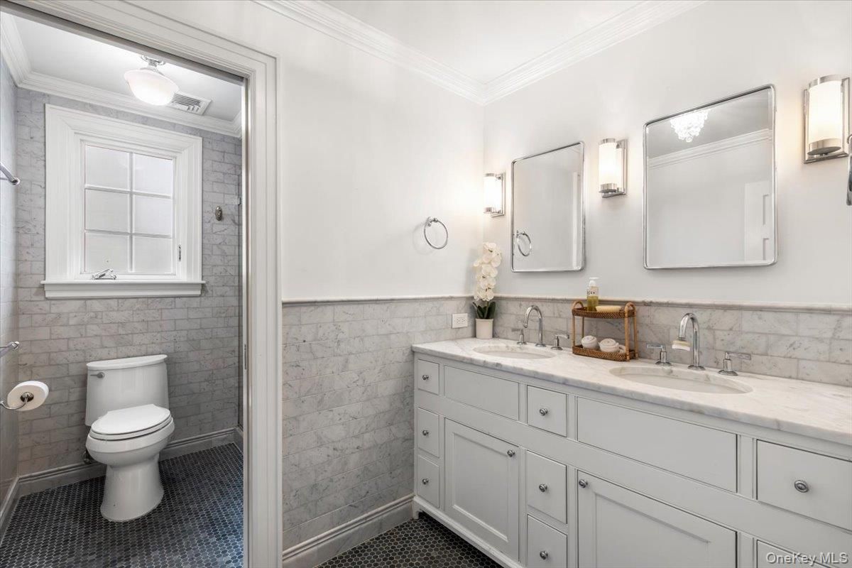 Bathroom, Dual Sink Vanities, Interior