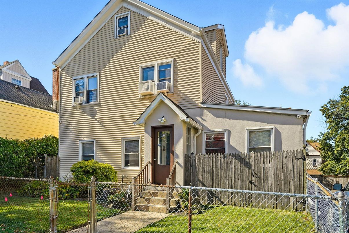 Exterior, Facade, Queen Anne Victorian