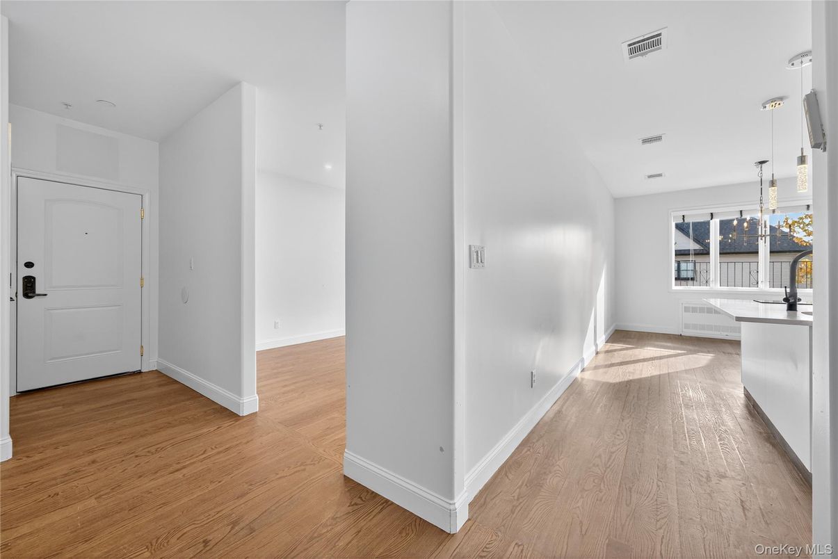 Interior, Pendant Lights, Recessed Lighting, Wood Texture Flooring