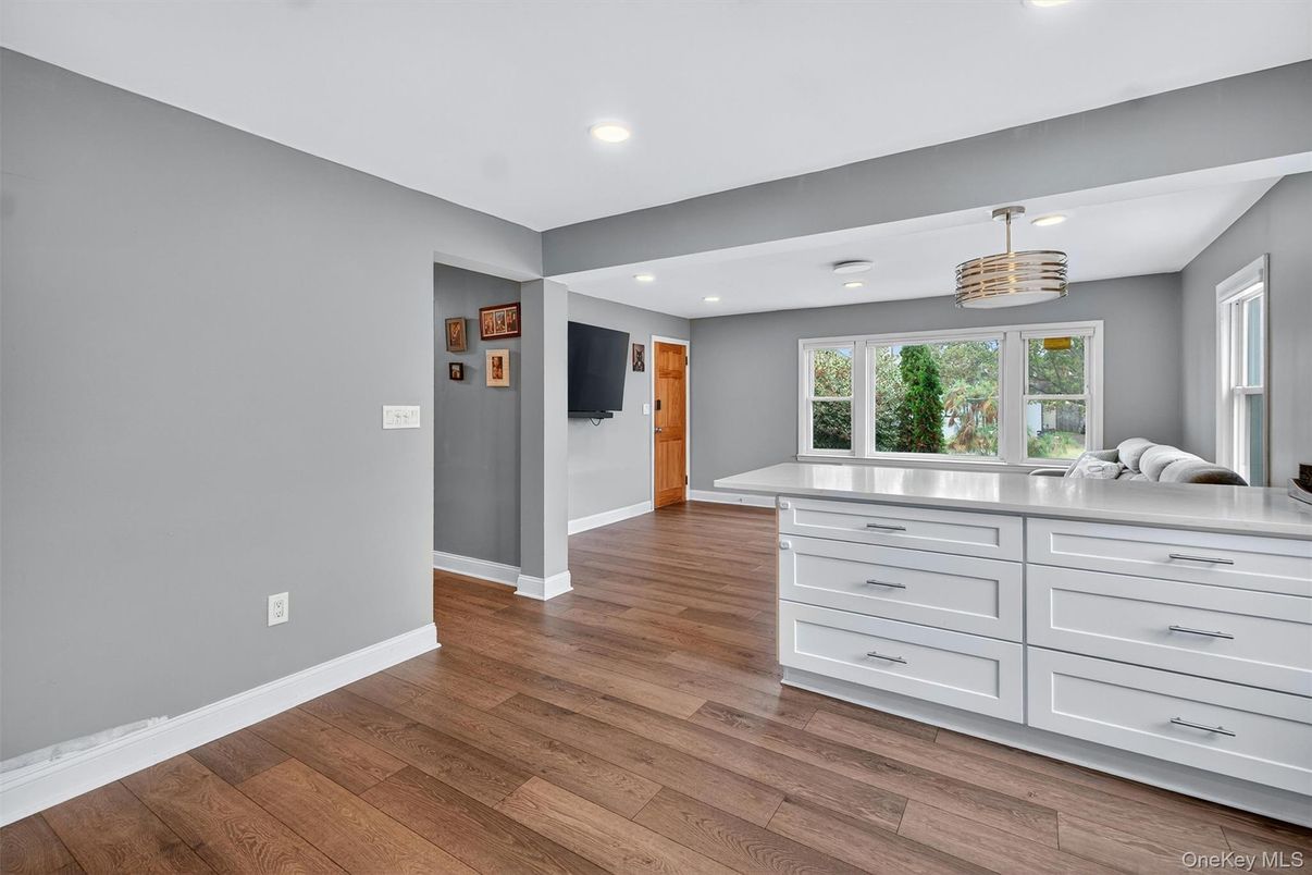 Interior, Pendant Lights, Recessed Lighting, Wood Texture Flooring