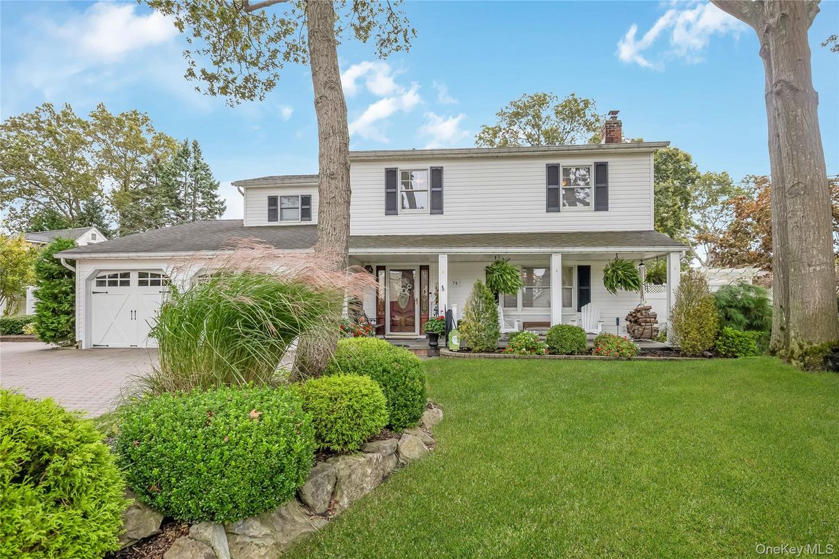 Attached, Exterior, Facade, Split Level