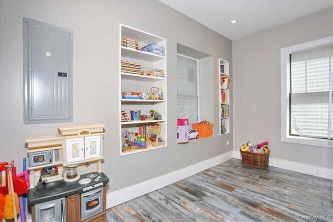 Interior, Recessed Lighting, Wood Texture Flooring