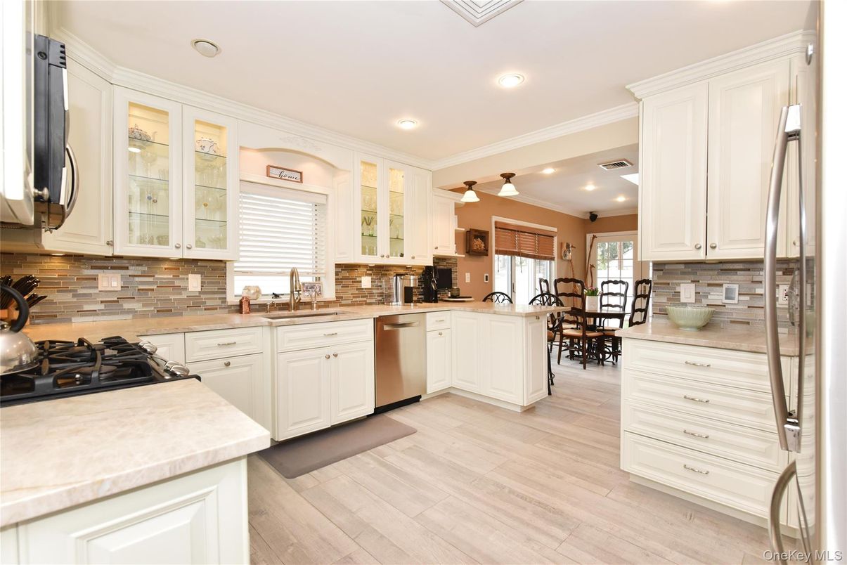 Dining room, Interior, Kitchen, Recessed Lighting, Stainless Steel Appliances, Wood Texture Flooring