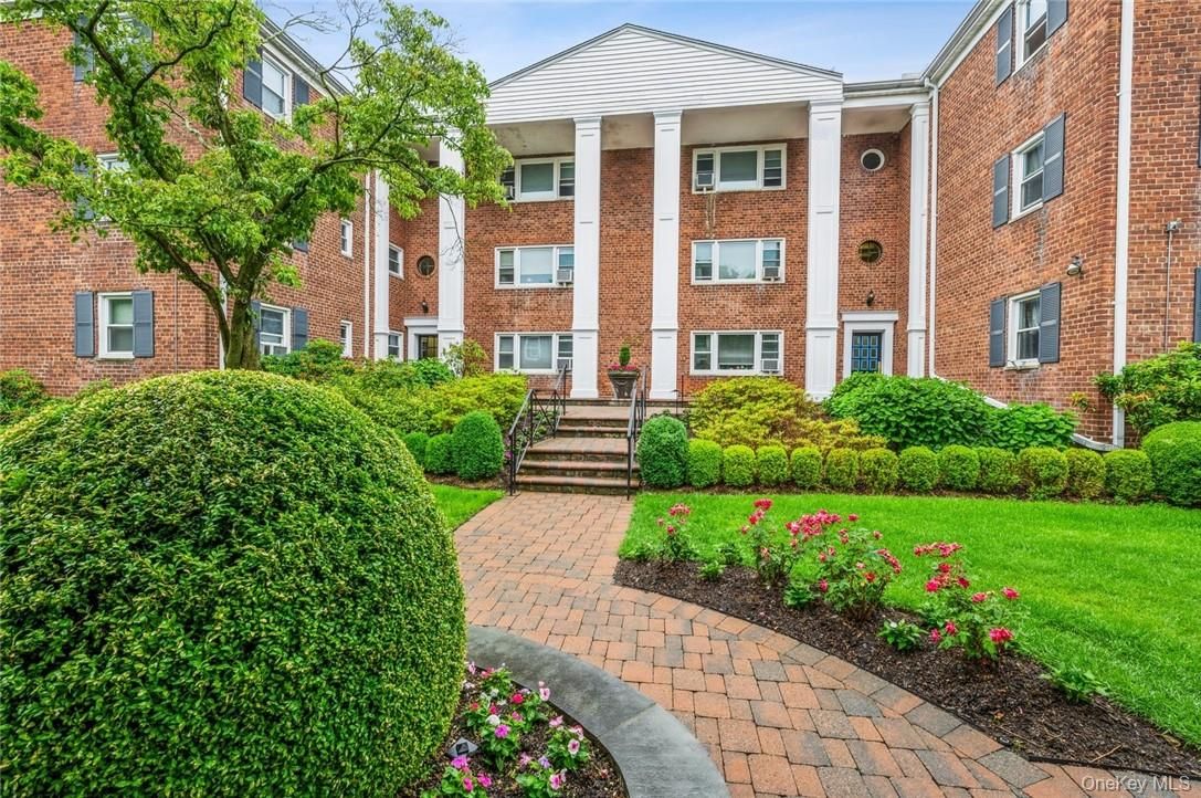 Exterior, Facade, Brick Facade, Georgian