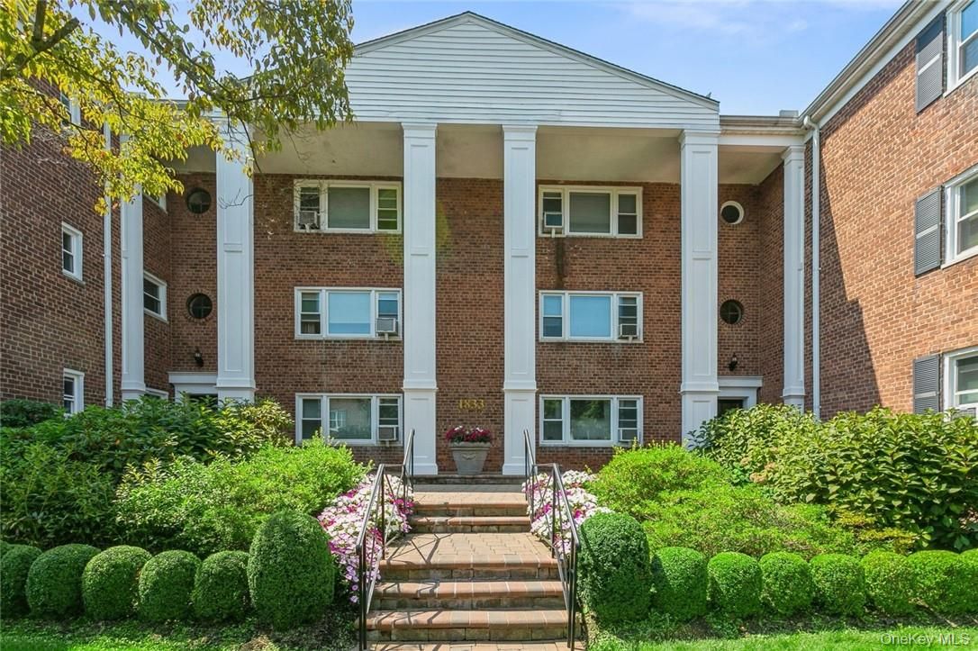 Exterior, Facade, Brick Facade, Rowhouse