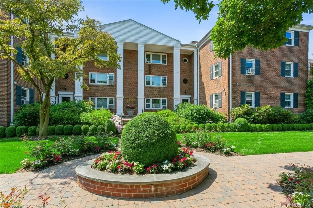 Exterior, Facade, Brick Facade, Rowhouse