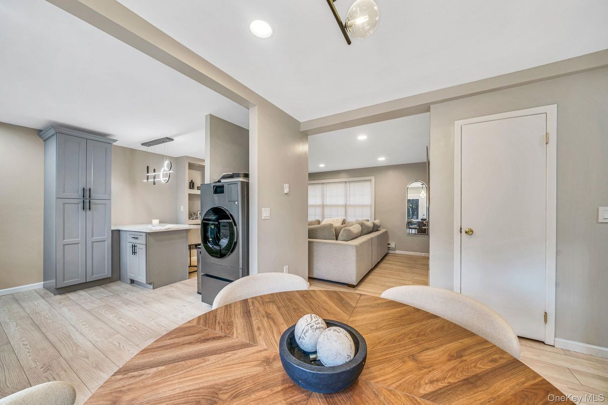 Interior, Recessed Lighting, Washer, Wood Texture Flooring