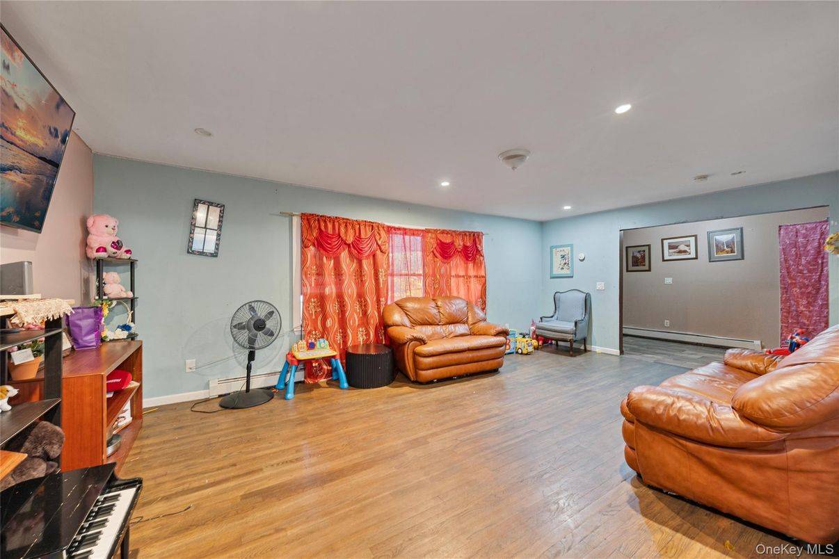 Interior, Piano, Recessed Lighting, Wood Texture Flooring