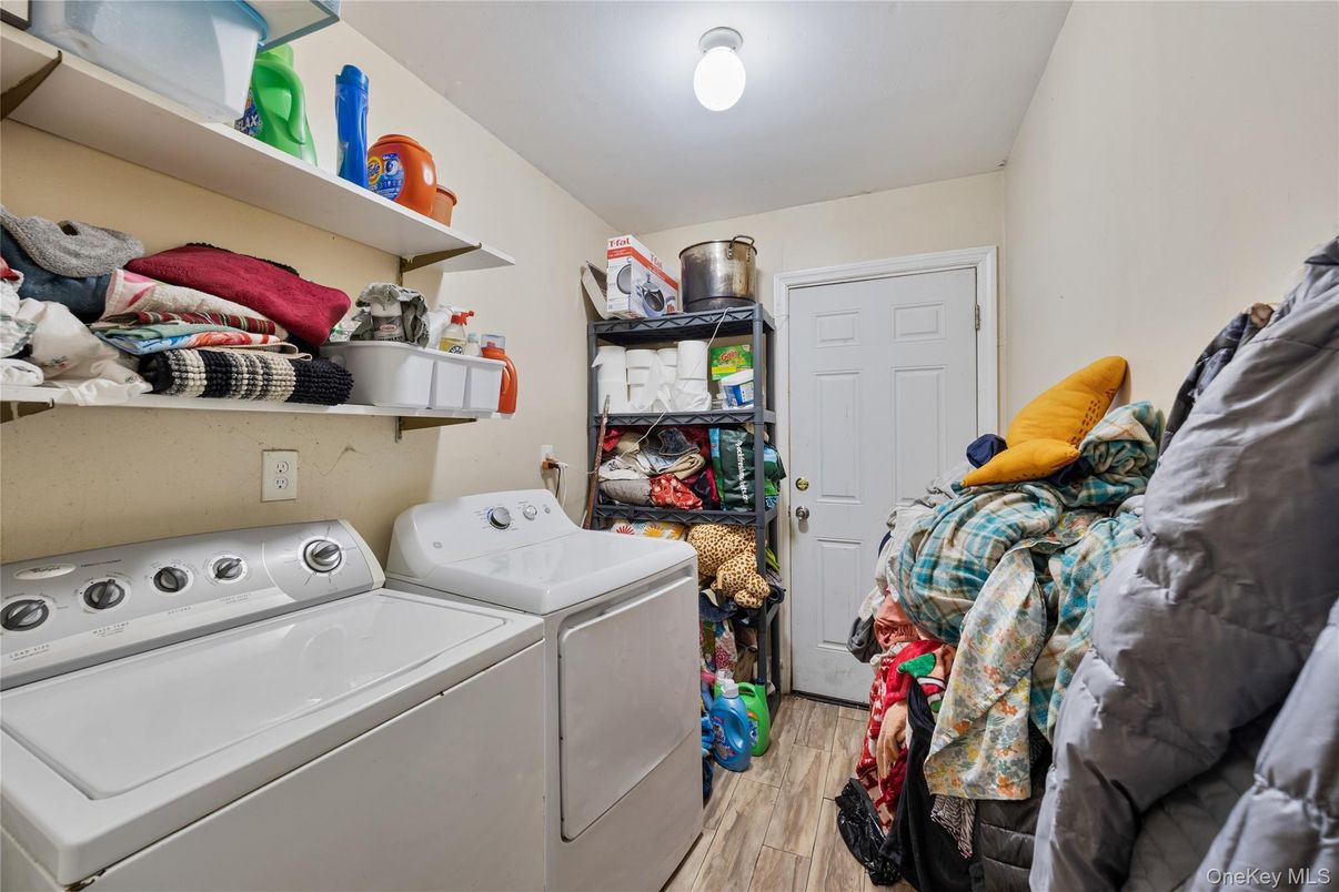 Interior, Utility Closets, Washer, Wood Texture Flooring